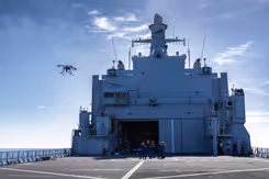 Drone stijgt op vanaf een scheepsdek.