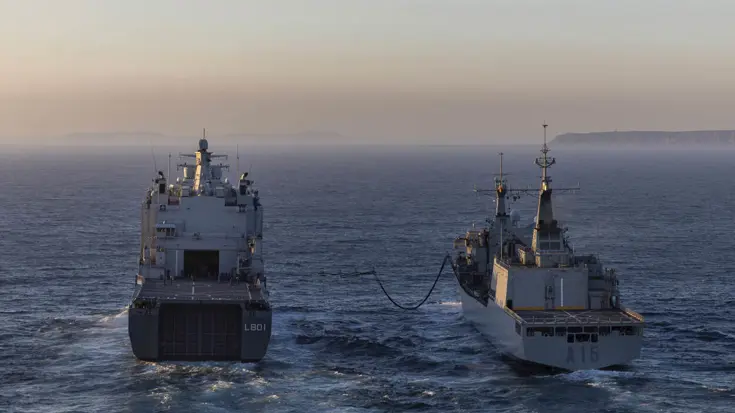 2 marineschepen op open water.