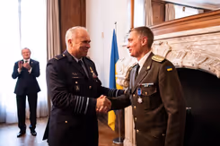 CDS Onno Eichelsheim feliciteert de Oekraïense defensieattaché Yurii Herashchenko met het Ereteken voor Verdienste in Zilver.
