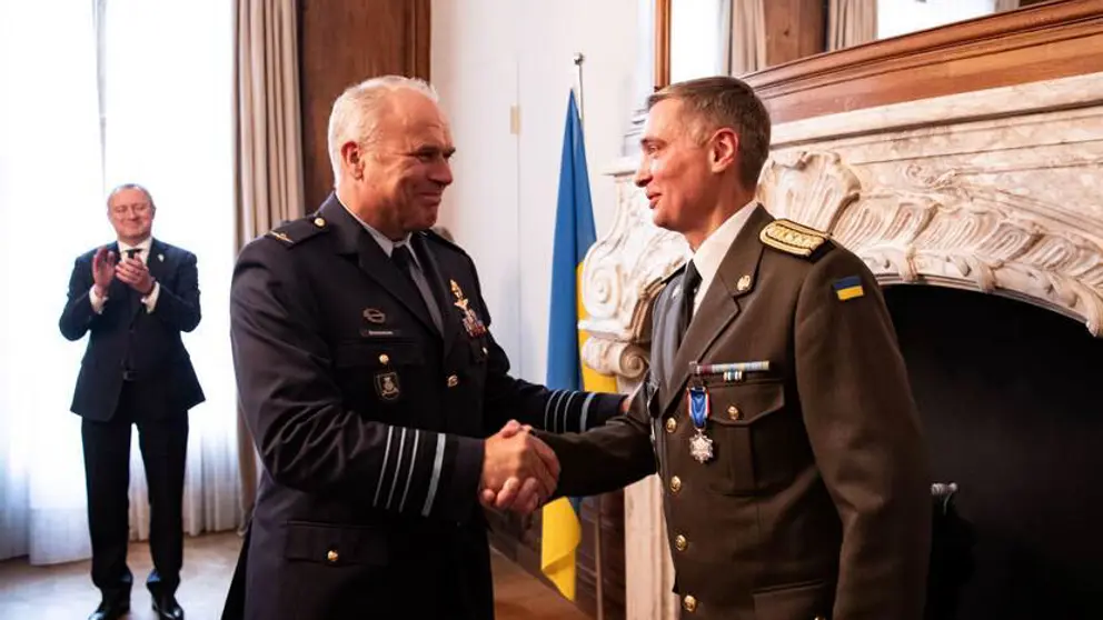 CDS Onno Eichelsheim feliciteert de Oekraïense defensieattaché Yurii Herashchenko met het Ereteken voor Verdienste in Zilver.