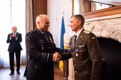 CDS Onno Eichelsheim feliciteert de Oekraïense defensieattaché Yurii Herashchenko met het Ereteken voor Verdienste in Zilver.