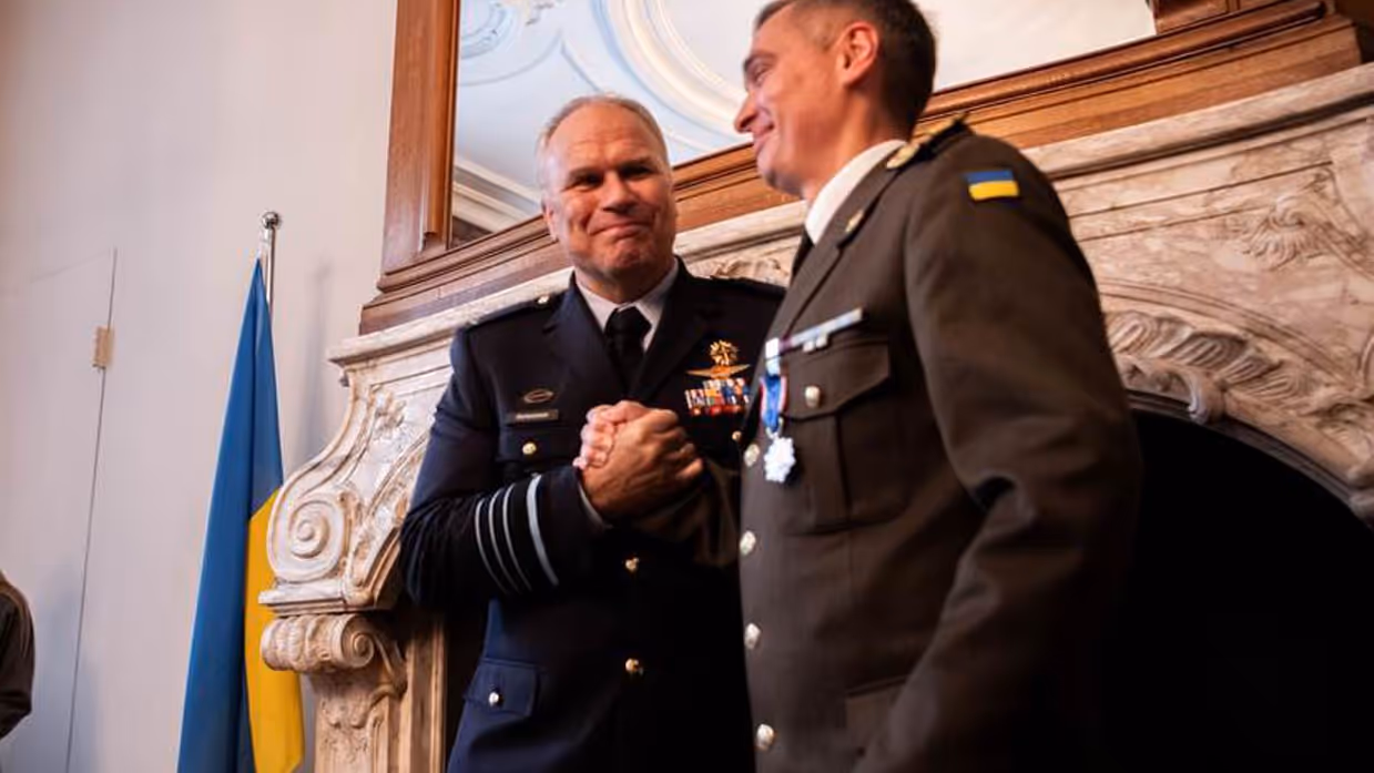 De CDS en de Oekraïense defensieattaché schudden elkaar hartelijk de hand.