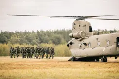Militairen bij een Chinook. 