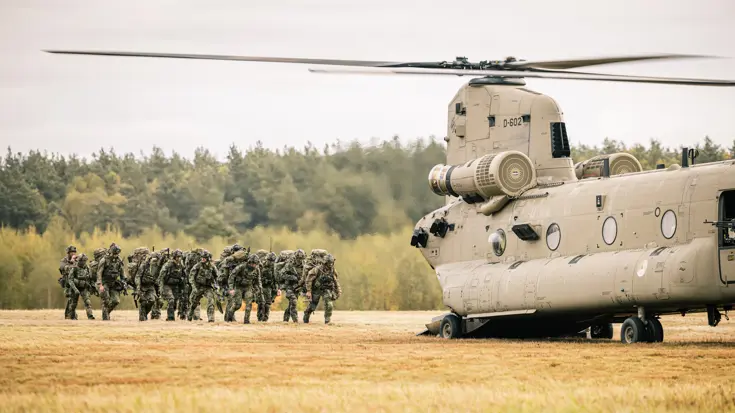 Militairen bij een Chinook. 