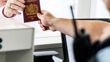 Vrouw met Engels paspoort in de hand.