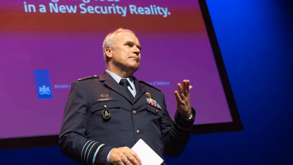 CDS generaal Onno Eichelsheim in uniform houdt een speech.