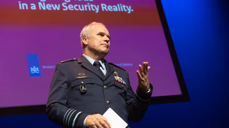 CDS generaal Onno Eichelsheim in uniform houdt een speech.