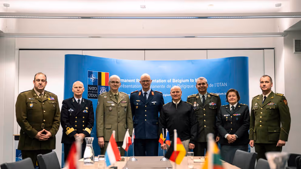 Vertegenwoordigers van de 8 landen op een rij