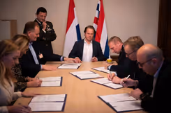 Commandant der Strijdkrachten Onno Eichelsheim en minister Ruben Brekelmans zitten aan tafel met collega's in Canada.