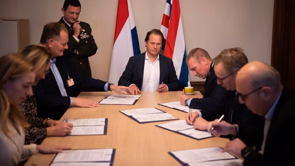 Commandant der Strijdkrachten Onno Eichelsheim en minister Ruben Brekelmans zitten aan tafel met collega's in Canada.