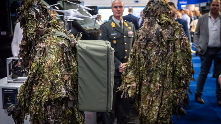 Gecamoufleerde militairen op de beursvloer. 