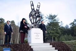 Minister Brekelmans onthult samen met een vrouw het Nationale Veteranenmonument.