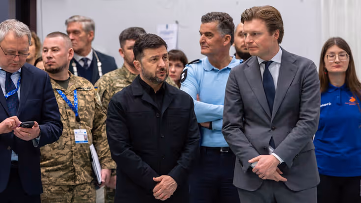 President Zelensky staat naast demissionair minister Ruben Brekelmans.