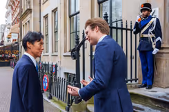De Japanse ambassadeur Rokuichiro Michii en minister Brekelmans staan bij de voordeur van het ministerie van Defensie in Den Haag.