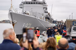 Mariniers lopen op de wal naast Zr.Ms. Van Amstel. 