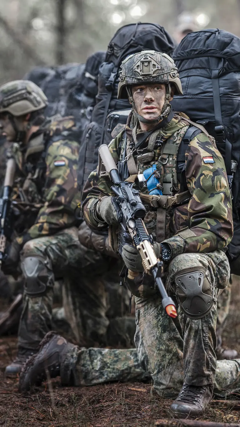 De eerste lichting deelnemers van de training tijdens een oefening in het veld.