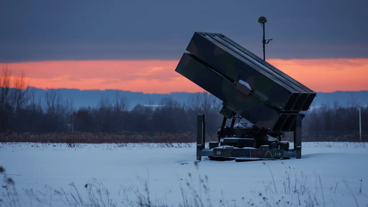 Een NASAMS-lanceerinstallaties in het roze ochtendlicht. 
