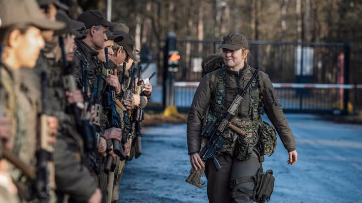 De prinses wandelt langs medemilitairen.