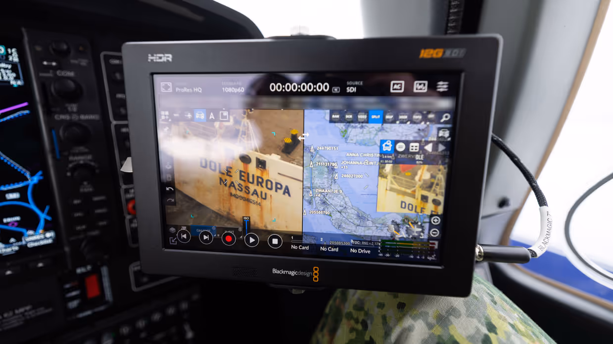 Een beeldscherm die camerabeelden toont in de cockpit van het patrouillevliegtuig.