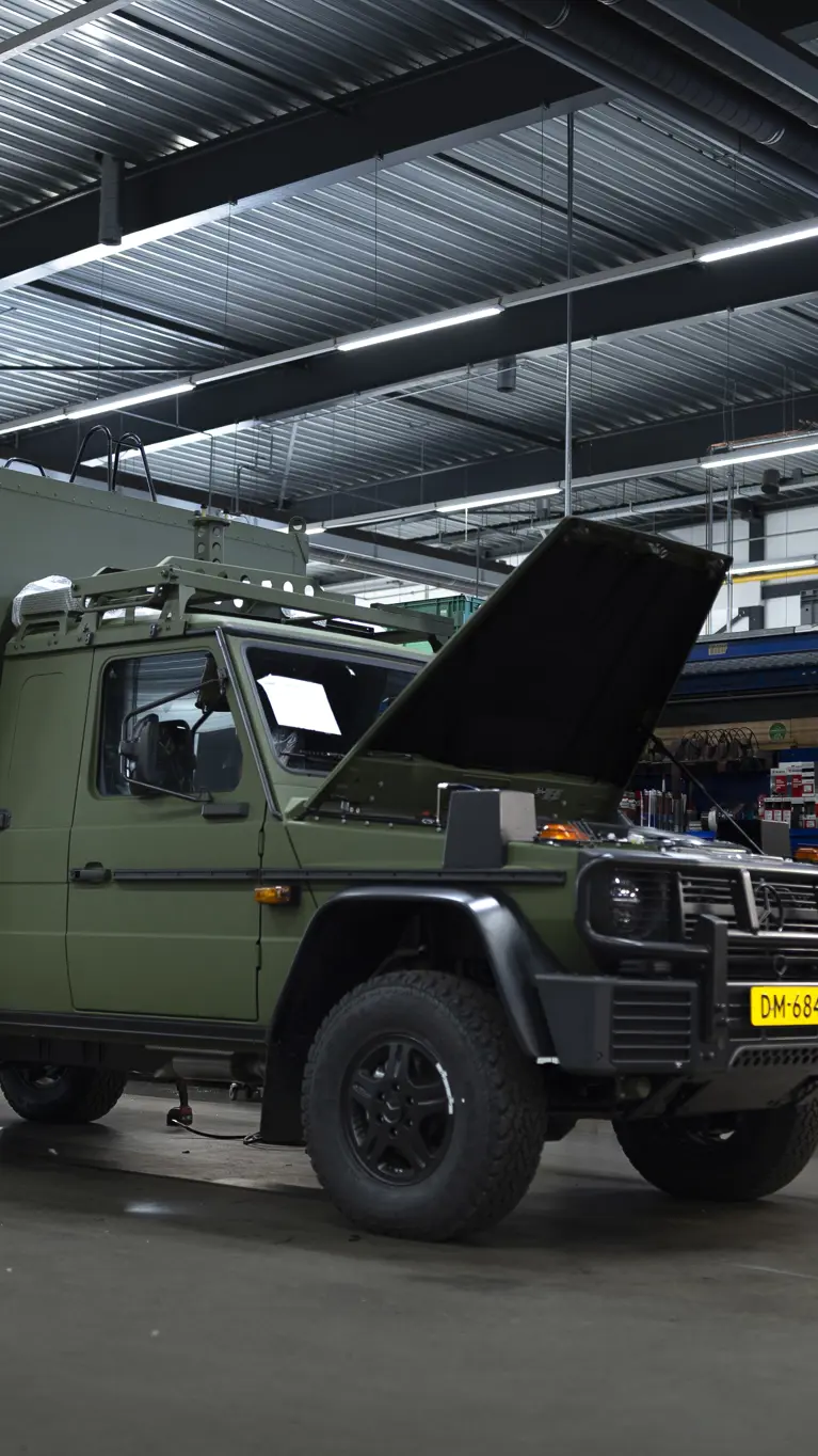 Een Wolf in de werkplaats met de motorkap open.  