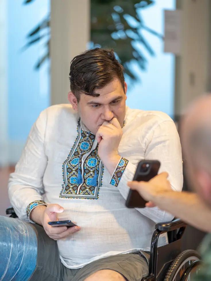 ALT – Een Oekraïense militair toont zijn smartphone aan de Nederlandse militair redacteur, en vice versa. 