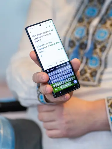 ALT – Een Oekraïense militair toont zijn smartphone aan de Nederlandse militair redacteur, en vice versa. 