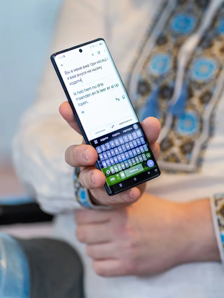 ALT – Een Oekraïense militair toont zijn smartphone aan de Nederlandse militair redacteur, en vice versa. 