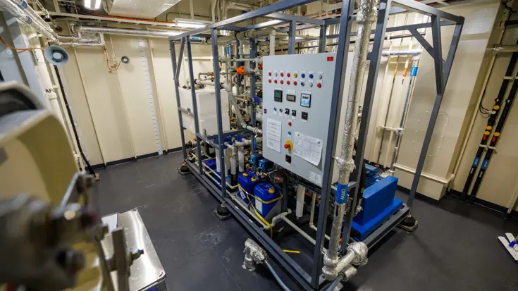 Een systeem om van zeewater drinkwater te maken. Dit bestaat uit een groot aantal buizen.