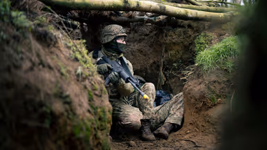 Militair in het bos