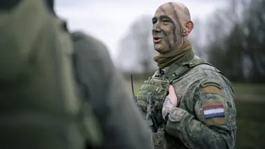 Sergeant Dave vrolijk in gesprek tijdens de pauze.