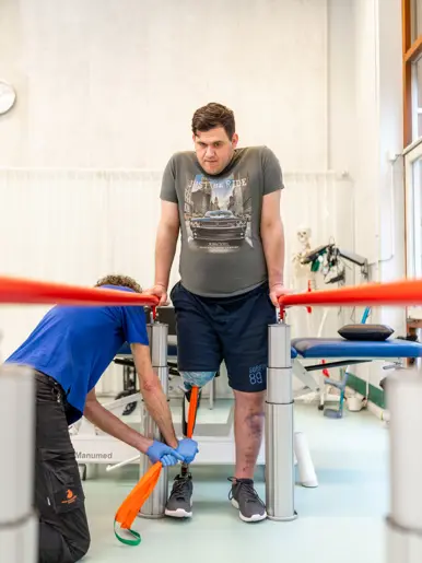 Sinds enkele maanden leert Mykhailo lopen met zijn prothese. De behandelingen in Doorn zijn intensief, maar werpen zijn vruchten af. 