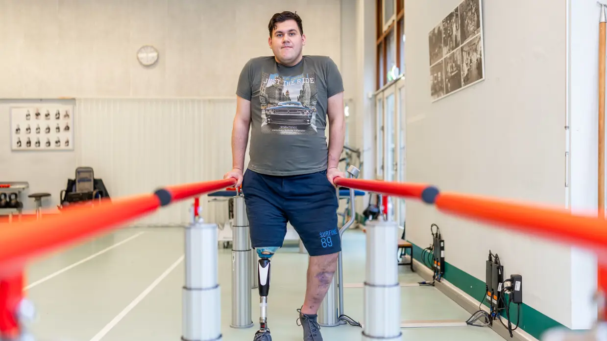 Sinds enkele maanden leert Mykhailo lopen met zijn prothese. De behandelingen in Doorn zijn intensief, maar werpen zijn vruchten af. 