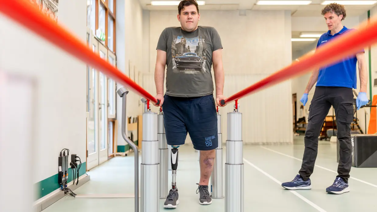 Een Oekraïense militair oefent met lopen aan de loopbrug. 