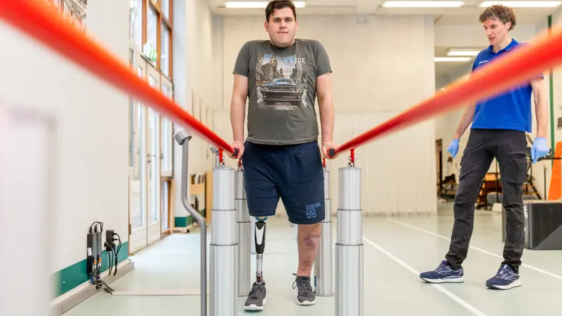 Een Oekraïense militair oefent met lopen aan de loopbrug. 