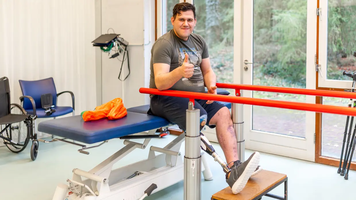 Sinds enkele maanden leert Mykhailo lopen met zijn prothese. De behandelingen in Doorn zijn intensief, maar werpen zijn vruchten af. 