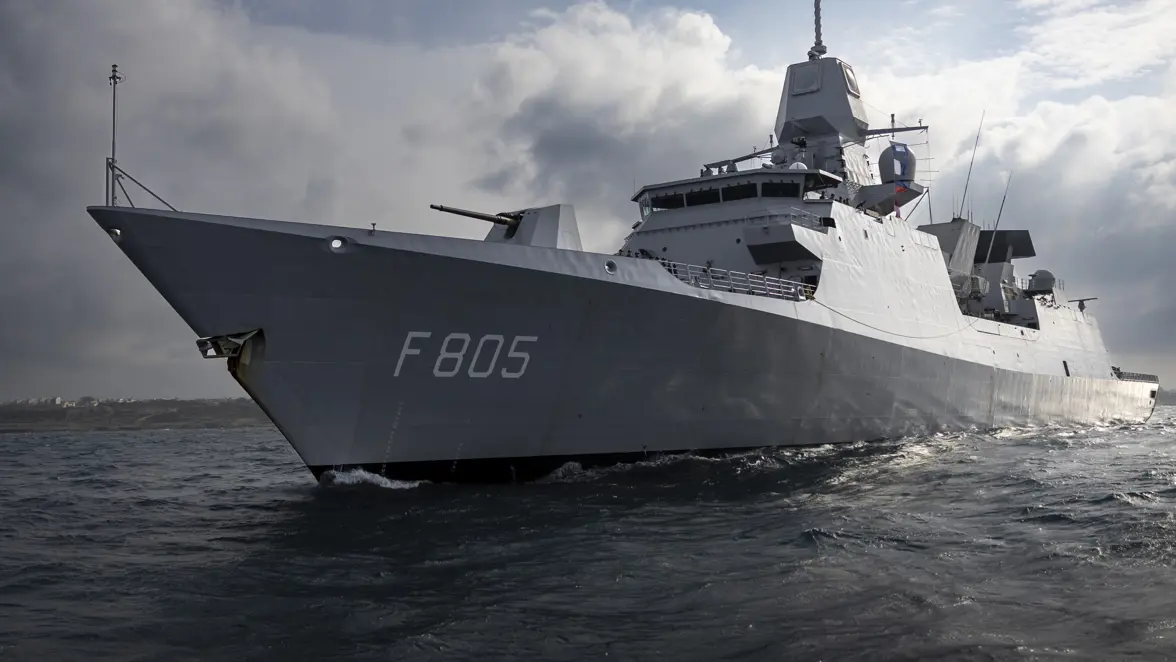 De Evertsen op volle zee, met een wapperende driekleur. 
