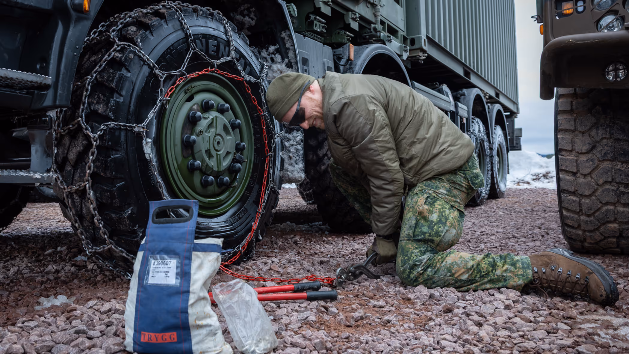 Nederlandse manschappen van 43 Gemechaniseerde Brigade lopen door de sneeuw. 
