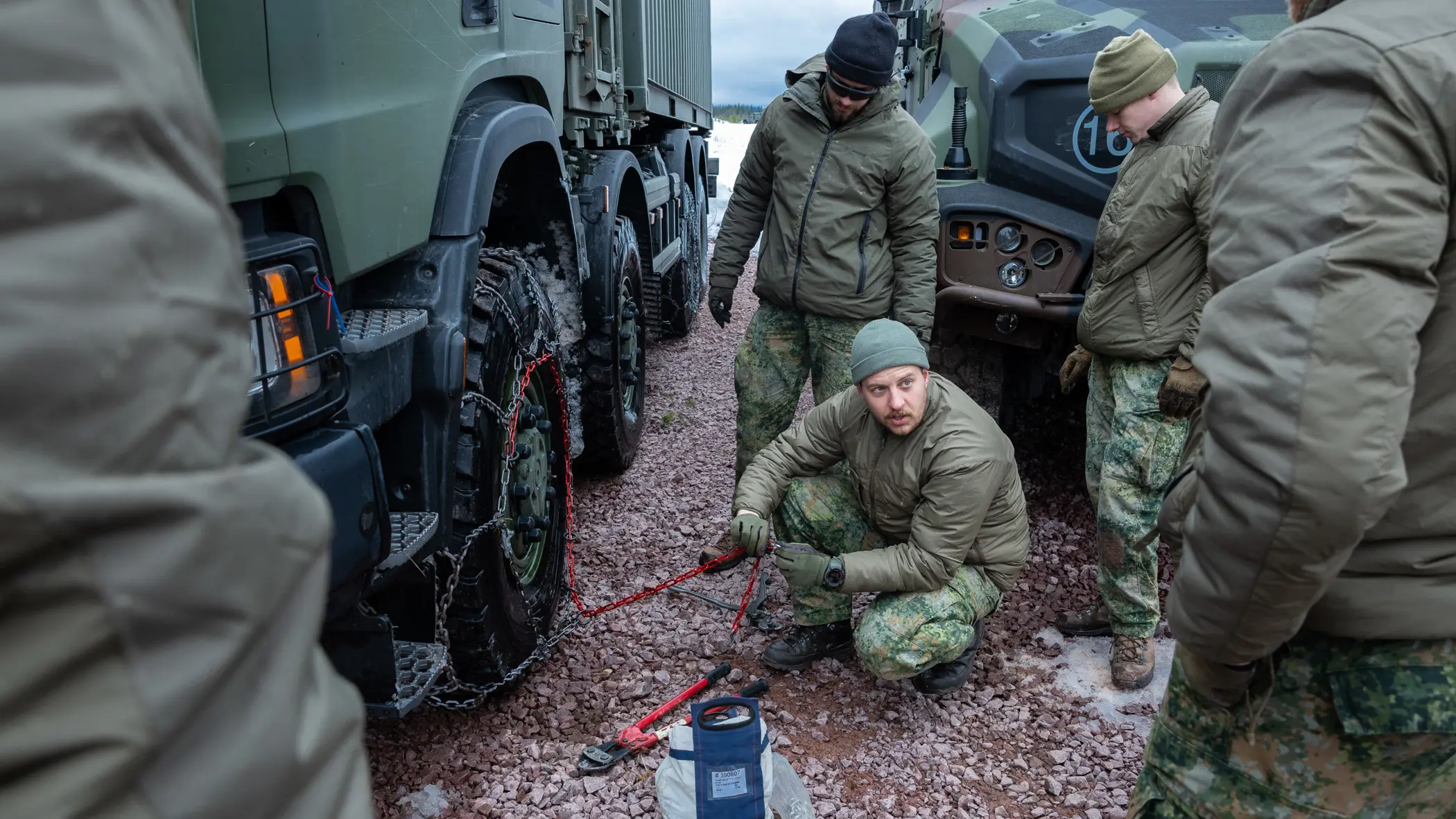 Mortiergroep van 43 Gemechaniseerde Brigade oefent in de sneeuw met op de achtergrond een Fennek gevechtsvoertuig.