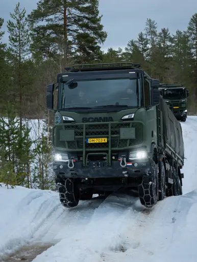 Vrachtwagen in de sneeuw.  