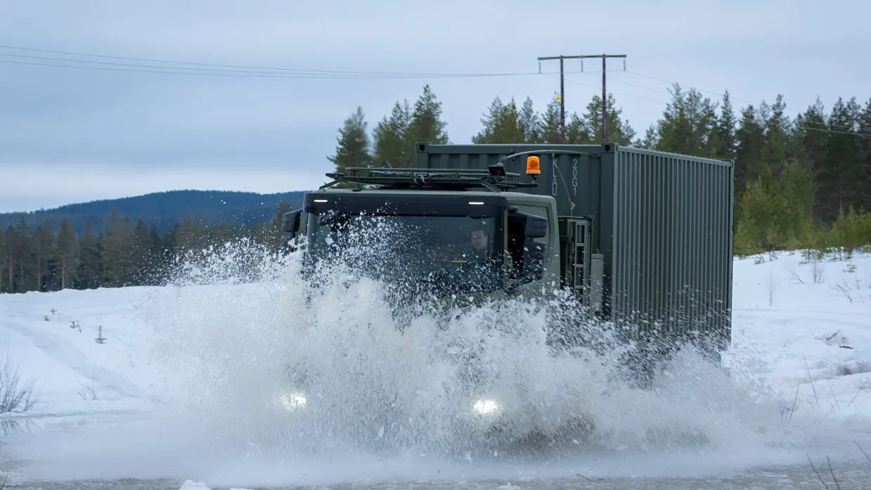 Een Scania rijdt door Noorse sneeuw. 