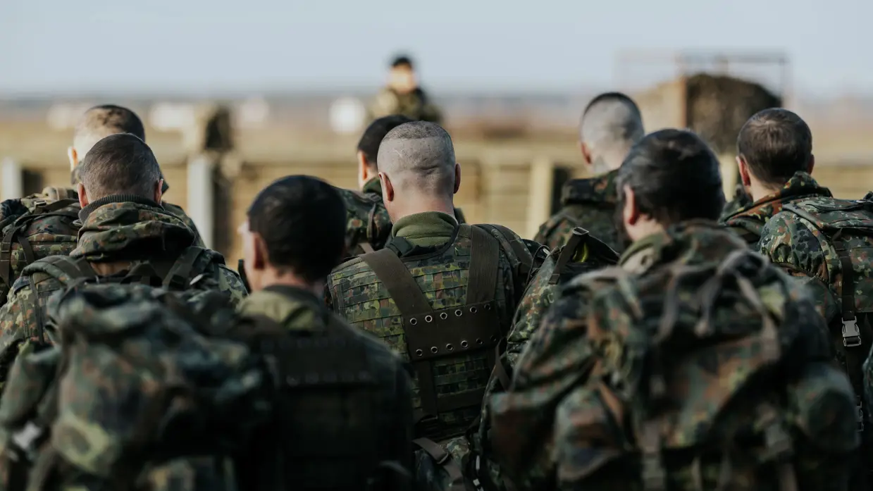 Militairen zijn 1 minuut stil. 
