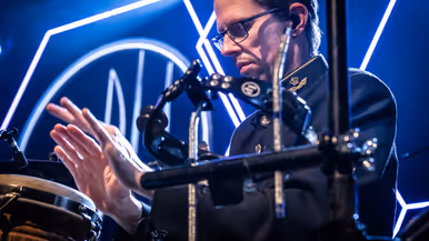 De percussionist van het Orkest Koninklijke Luchtmacht in actie.