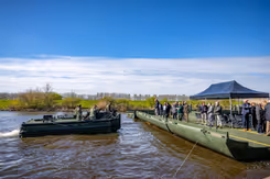 Genisten varen naar de brugslagcapaciteit in het water. 
