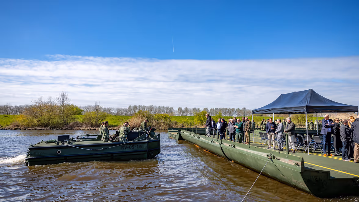 Alt-tekst: Rivieroversteek van militair materieel. 