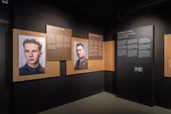 Foto's in een museum.