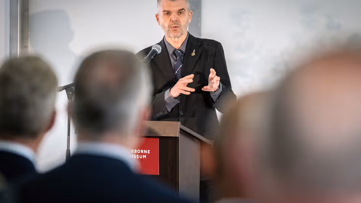 Een man houdt een speech.