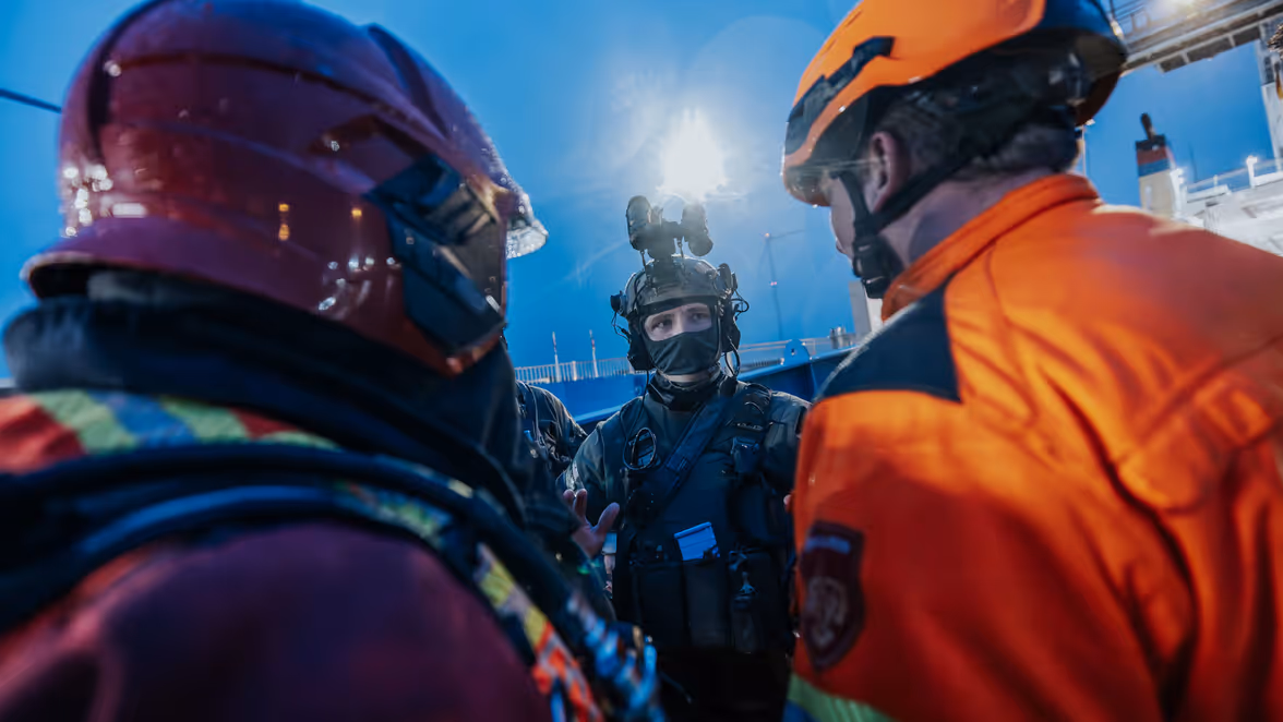 Een operator van NLMARSOF overlegt met vertegenwoordigers van de Brandweer. 