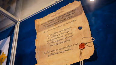 Een oud, verweerd perkament met handgeschreven tekst, vastgebonden met een touwtje en een rode wasafdruk.
