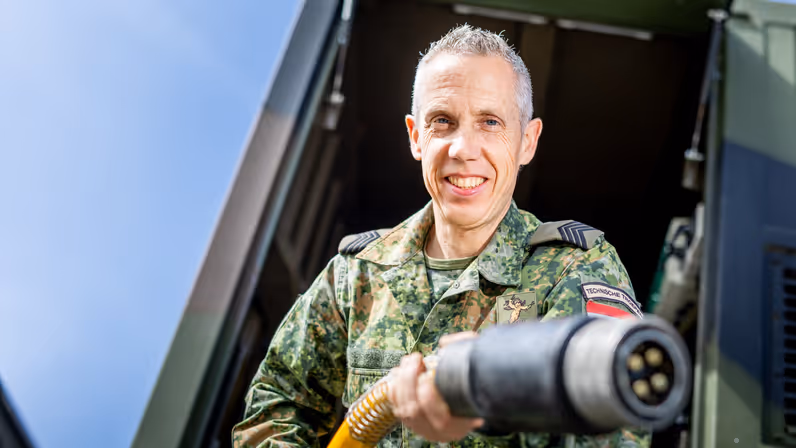 Jeroen Blomen werkt bij een Patriot-luchtverdedigingssysteem van het Defensie Grondgebonden Luchtverdedigingscommando.