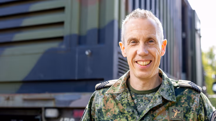 Portret van sergeant-majoor Jeroen Blomen bij materieel van het Defensie Grondgebonden Luchtverdedigingscommando.